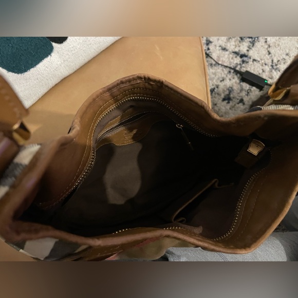 Burberry purse - Picture 3 of 9